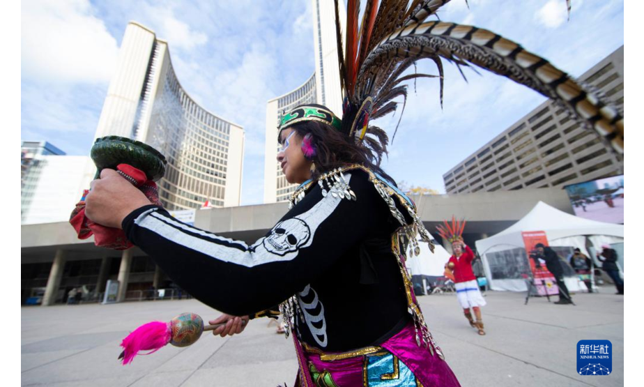 11月4日，在加拿大多伦多市政广场，原住民演员表演舞蹈。新华社发（邹峥摄）