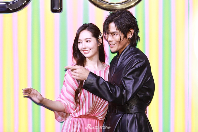 郭碧婷向佐情侣档现身甜蜜依偎 景甜黑色纱裙