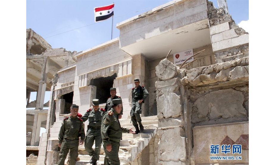 这是5月16日在叙利亚霍姆斯省赖斯坦内拍摄的警察。叙利亚霍姆斯省省长塔拉勒·巴拉齐16日告诉新华社记者，随着最后一批反政府武装人员当天从霍姆斯省北部撤离，叙政府已全面收复中部省份霍姆斯。新华社发（胡马姆·谢赫·阿里 摄）