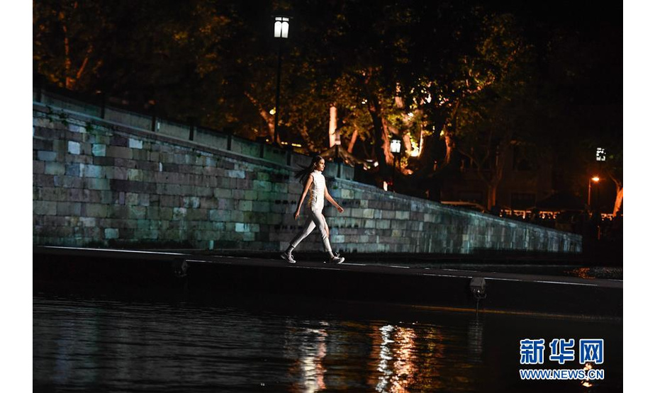 9月12日，模特在断桥时装秀上进行展示。新华社记者 黄宗治 摄