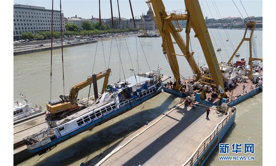 6月11日，在匈牙利布达佩斯，失事游船被打捞。 匈牙利警方当日打捞起失事游船，发现4具遗体。“美人鱼”号游船5月29日在匈牙利首都布达佩斯市中心多瑙河与另一艘游船相撞并沉没，当时载有33名韩国乘客和2名匈牙利船员，只有7名韩国人获救。 新华社发（弗尔季·奥蒂洛 摄）