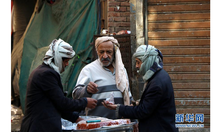 12月17日，在也门首都萨那，人们在市场购买食品。也门政府17日晚发布命令，要求政府军自18日起在荷台达实施停火。新华社发（穆罕默德摄）