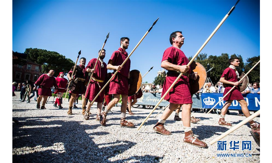 4月21日，在意大利罗马大竞技场，人们“重现”罗马建城的故事。当日，人们穿戴古罗马时期服饰，参加罗马建城2771年庆祝活动。相传罗马建城日为公元前753年4月21日。 新华社记者金宇摄