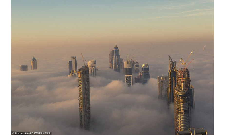 Azmi先生说道：“我第一次看到迪拜的浓雾美景是在2014年，从那以后，去高层公寓或塔楼顶层观看成了我的一个习惯。”