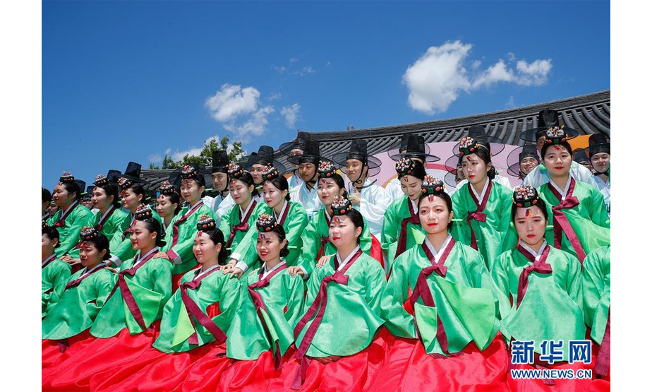 5月20日，在韩国首尔，身着传统韩服的韩国学生在成人仪式后合影留念。新华社记者 王婧嫱 摄