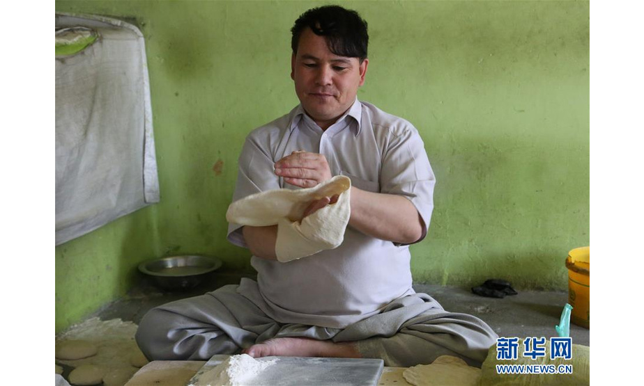 10月16日，一名男子在阿富汗喀布尔的食品店制作面食。 10月16日是世界粮食日。受战乱和旱灾影响，阿富汗仍然有上千万人面临粮食供应短缺。 新华社发（赛义德·莫明扎达摄）
