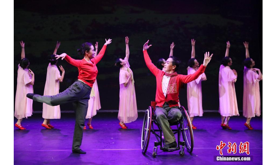 12月26日晚，由国家艺术基金支持的中国首部老年公益舞剧《红舞鞋》（新版）在北京演出。《红舞鞋》剧中演员年龄最大的71岁，最小的54岁。该剧以一双红舞鞋贯穿始终，讲述了一批“50后”人年轻时经历梦想与现实的冲击，到老年终圆“舞蹈梦”的故事。图为演出现场。中新社记者 赵隽 摄