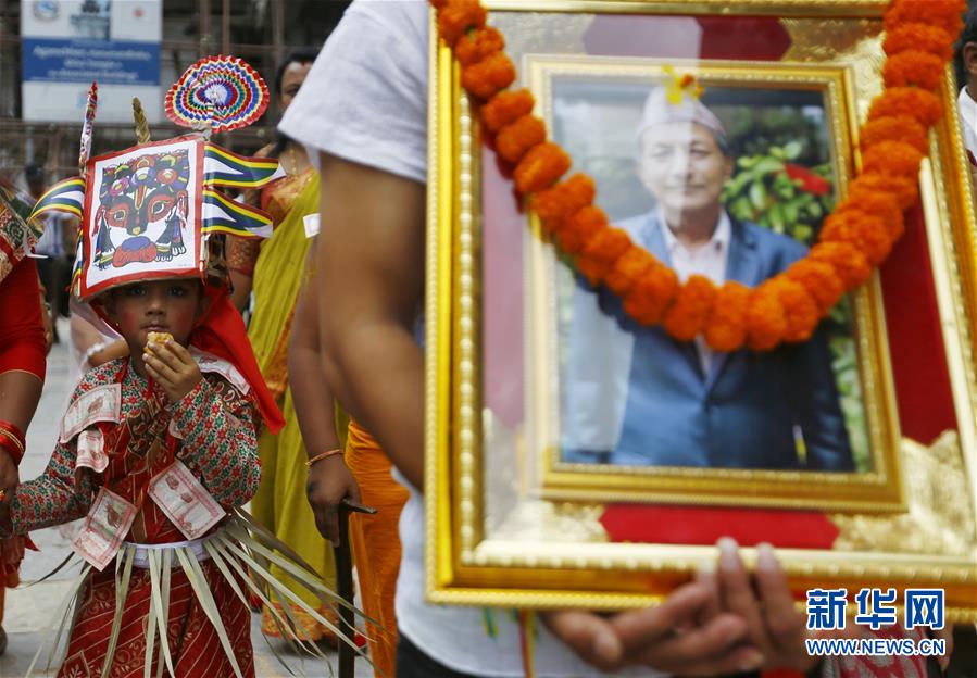 8月16日，在尼泊尔加德满都，人们参加神牛节游行活动。 新华社发（苏拉韦尔·什雷斯塔摄）