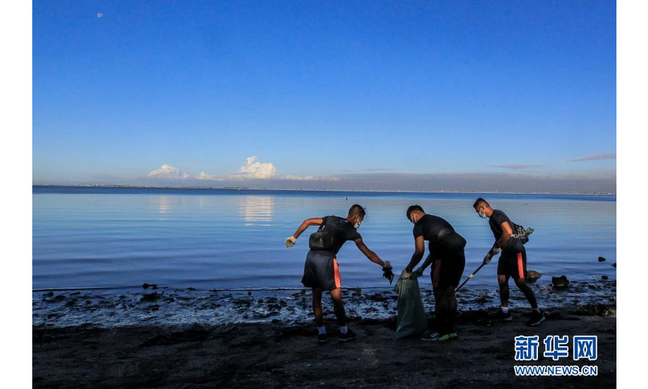 3月3日，菲律宾海岸警卫队成员在拉斯皮尼亚斯清理海滩。

　　当日是世界野生动植物日，此次活动旨在提升人们的野生动植物保护意识。

　　新华社发（乌马利 摄）