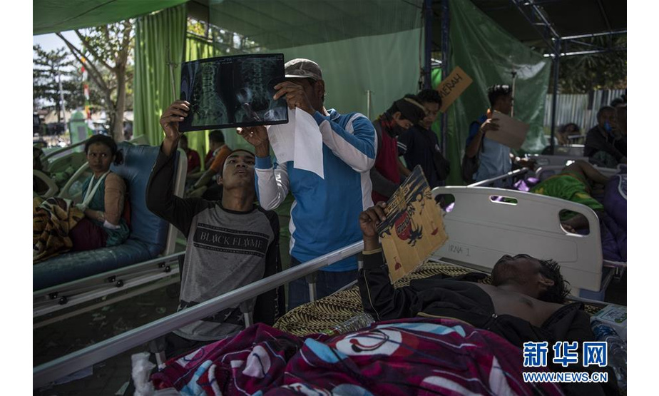 8月8日，在印度尼西亚龙目岛地震灾区，因医院倒塌，灾民在帐篷内接受治疗。 新华社记者吕小炜摄
