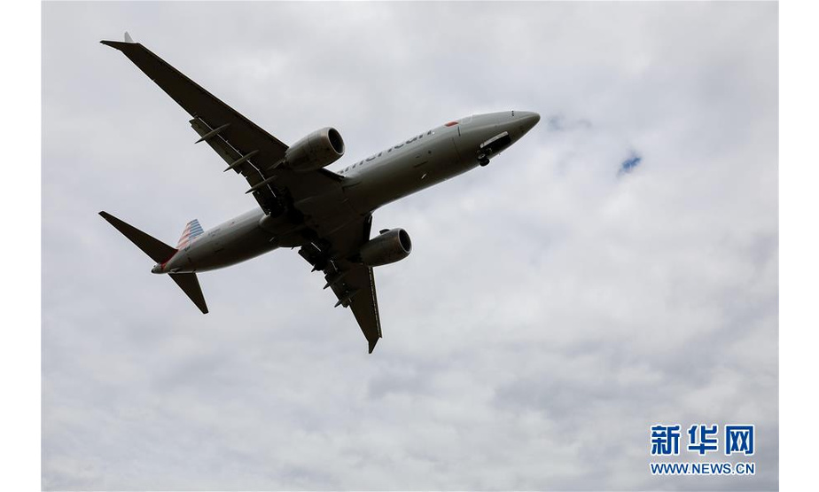 3月13日，一架波音737 Max 8型号飞机准备降落在美国首都华盛顿附近的里根机场。美国联邦航空局13日要求美国各航空公司运营的所有波音737 MAX型号飞机暂时停飞，并暂时禁止该型号系列飞机在美国领土上运行。 新华社发（沈霆摄）