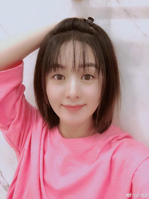 赵丽颖圣诞节晒自拍 脸颊圆润孕相十足