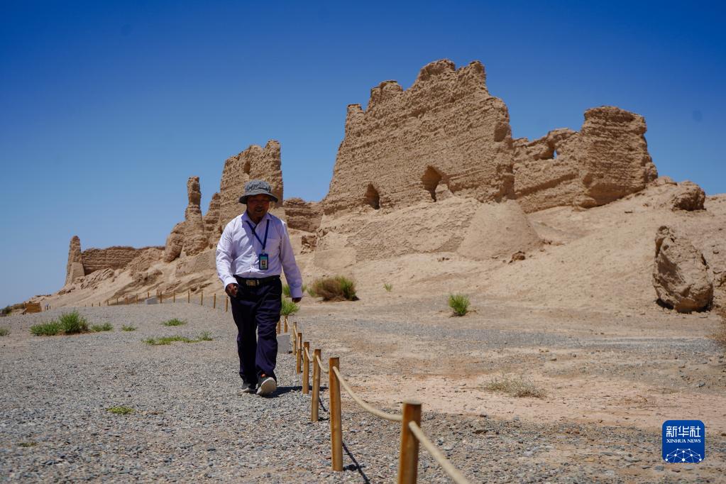 5月31日，张建军在河仓城（大方盘城）遗址周围巡护。

　　新华社记者 郎兵兵 摄