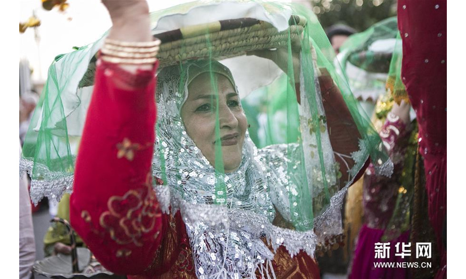 8月17日，在伊朗德黑兰，身着传统服饰的村民在第四届德黑兰传统游牧文化展上展示婚庆仪式。 新华社发（艾哈迈德·哈拉比萨斯摄）