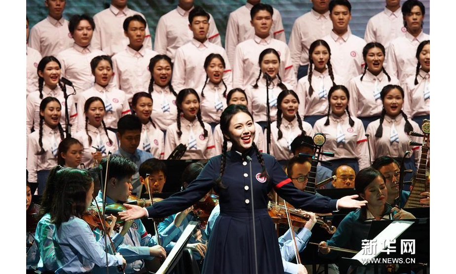 10月15日，上海音乐学院师生在上音歌剧院演出《长征组歌》。新华社记者 任珑 摄