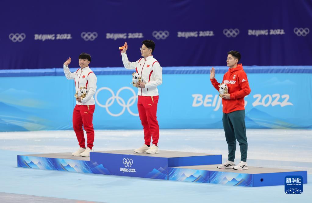 2月7日，冠军中国选手任子威（中）、亚军李文龙（左）与季军刘少昂在颁发礼品仪式上。

　　当日，在首都体育馆举行的北京2022年冬奥会短道速滑项目男子1000米决赛中，中国选手任子威夺得冠军。

　　新华社记者 兰红光 摄