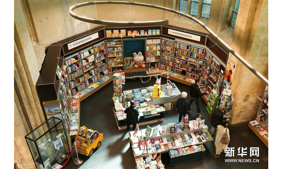 这是4月16日拍摄的荷兰马斯特里赫特多米尼加书店童书区。 新华社记者 张铖 摄