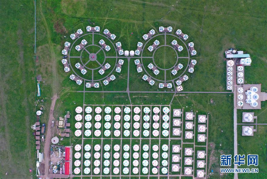 这是7月30日拍摄的辉腾锡勒（黄花沟）草原旅游区的蒙古包（无人机照片）。 盛夏时节，位于内蒙古乌兰察布市察哈尔右翼中旗的辉腾锡勒（黄花沟）草原旅游区鲜花盛开，郁郁葱葱，一派迷人景象。 新华社记者 徐钦 摄