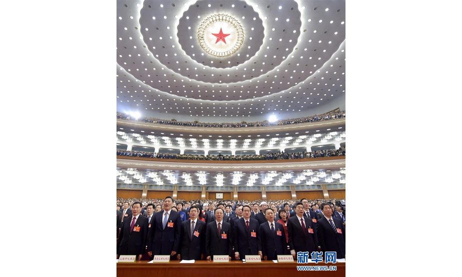 3月5日，第十三届全国人民代表大会第二次会议在北京人民大会堂开幕。这是代表高唱国歌。 新华社记者李涛摄