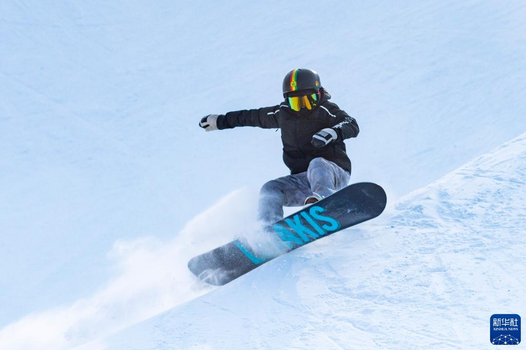 随着北京冬奥会临近，中国最北省份黑龙江省的冰雪运动氛围渐浓，越来越多人在这片广阔的黑土地走上冰场、雪道，化身“冰雪健将”，享受冰情雪趣。

　　从举办第一届全国冰上运动会到获得中国首个冬季运动项目世界冠军，再到每年带动千万人次参与冰雪运动……作为我国开展冰雪运动最早的省份之一，黑龙江不断推进冰雪体育发展，助力北京冬奥会，推动全民上冰雪。

　　迄今为止，在我国获得的13枚冬奥会金牌中，有8枚是由黑龙江培养、输送的运动员所获得，还有1枚短道速滑接力金牌，队中主力王濛即是黑龙江人。黑龙江省连续开展40余年的“百万青少年上冰雪”活动，激发了一代代青少年的冰雪运动热情，更为我国冰雪体育运动发展培养了大批后备人才。

　　图为在黑龙江亚布力体育训练基地，一位滑雪运动员在进行训练（1月21日摄）。

　　新华社记者 谢剑飞 摄