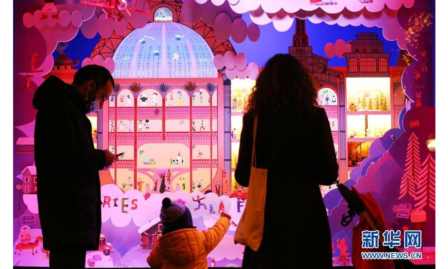 11月22日，人们在法国巴黎老佛爷百货商店的圣诞橱窗前驻足欣赏。新华社记者 高静 摄