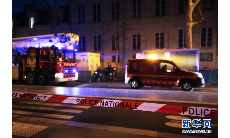 4月15日，在法国巴黎，消防车聚集在巴黎圣母院周围。新华社记者 高静 摄