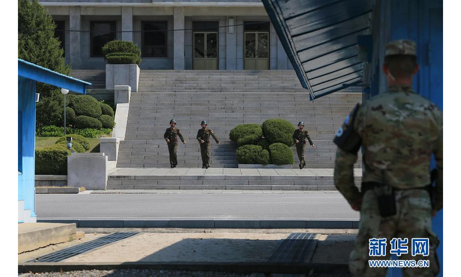 4月18日，朝鲜士兵在位于朝鲜半岛中部的板门店军事分界线朝鲜一侧的板门阁前执勤。4月27日，韩朝将在板门店韩方一侧的“和平之家”举行双方第三次首脑会晤。新华网记者王婧嫱摄
