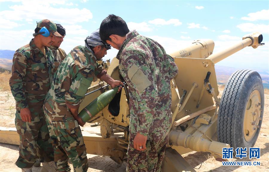 6月11日，在阿富汗北部萨尔普勒省，阿富汗安全部队士兵正在参与清剿行动。 阿富汗北部萨尔普勒省省长阿卜杜勒·卡德尔·阿什纳11日说，阿安全部队当天在该省开展针对塔利班武装分子的清剿行动，共击毙包括塔利班“红队”头目阿卜杜勒·巴希尔在内的16名武装分子。 新华社发（穆罕默德·詹·阿里亚 摄）