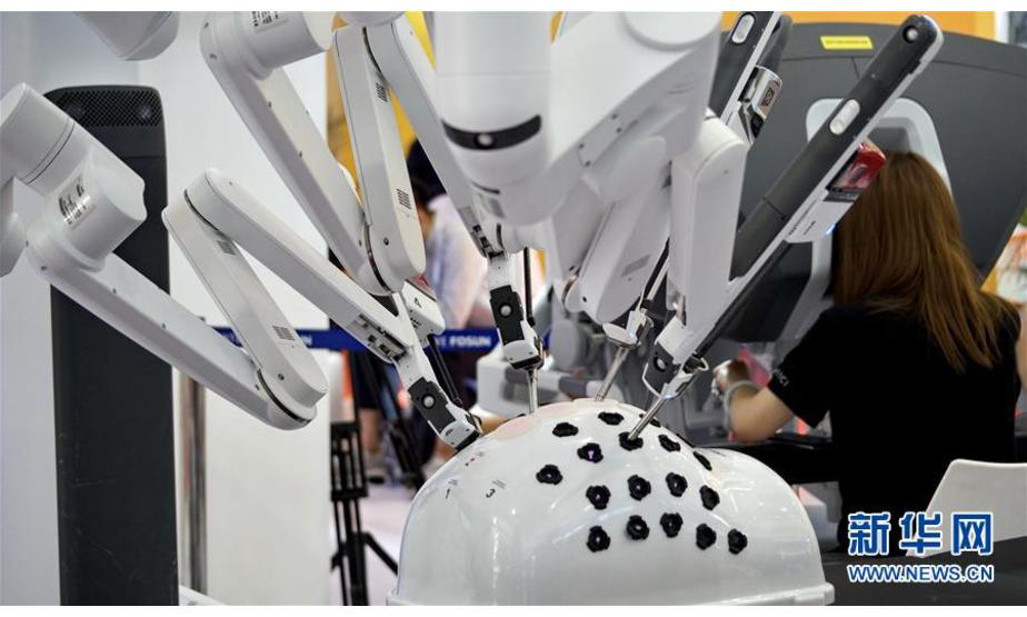 “我不是八爪鱼”——世界机器人博览会上展出的一款微创手术机器人（8月21日摄）。 在北京举行的世界机器人博览会上，众多机器人集中登场，上演了一场机器人“群英会”。此次世界机器人博览会是2019世界机器人大会的重要组成部分，由工业机器人、服务机器人、特种机器人、物流机器人等展区组成，180多家机器人行业的国内外知名企业及科研机构的技术成果、应用产品等与公众见面。 新华社记者李欣摄