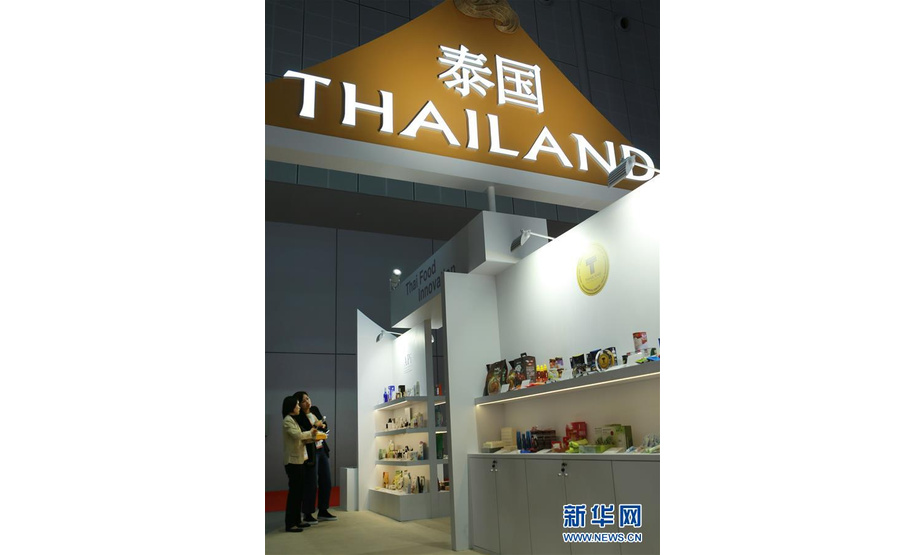 11月5日，参观者在第二届进博会泰国国家馆观看特色产品。 当日，第二届中国国际进口博览会在上海国家会展中心开幕。 新华社记者 郑卫 摄