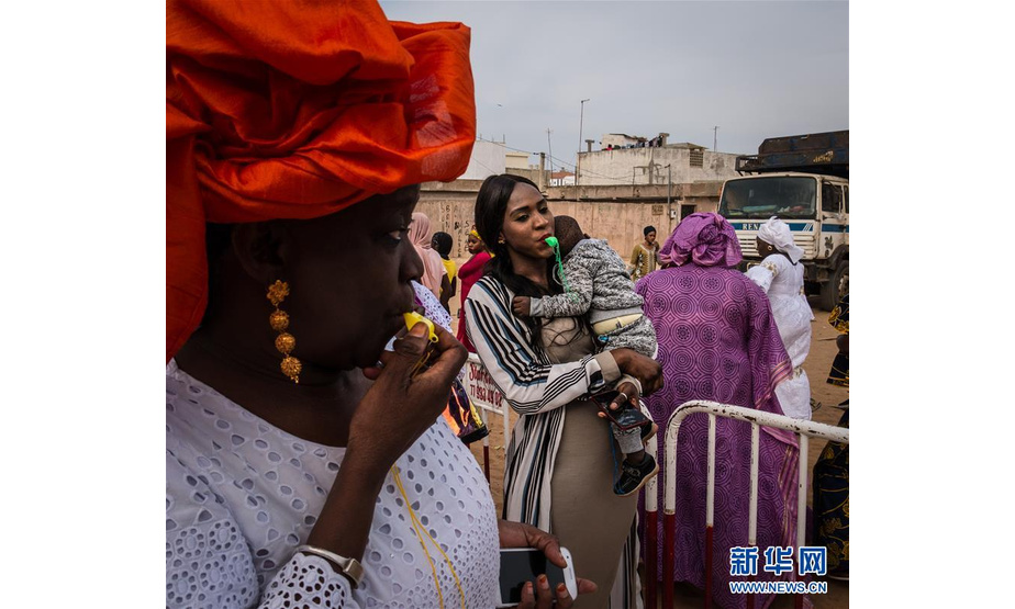 12月9日，在塞内加尔盖贾瓦伊，塞内加尔妇女在集会现场吹口哨。新华社发（路易·登加摄）