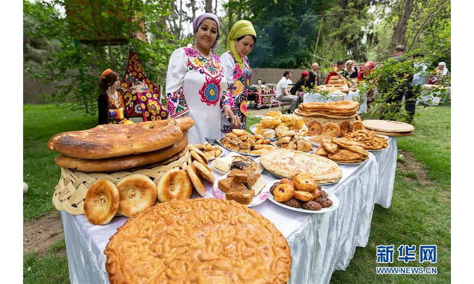 4月13日，在塔吉克斯坦首都杜尚别，人们展示传统美食。塔吉克斯坦共和国，简称塔吉克斯坦，是位于中亚东南部的内陆国家。塔吉克斯坦是多民族国家，全国共有86个民族，人口约910万。新华社记者白雪骐摄
