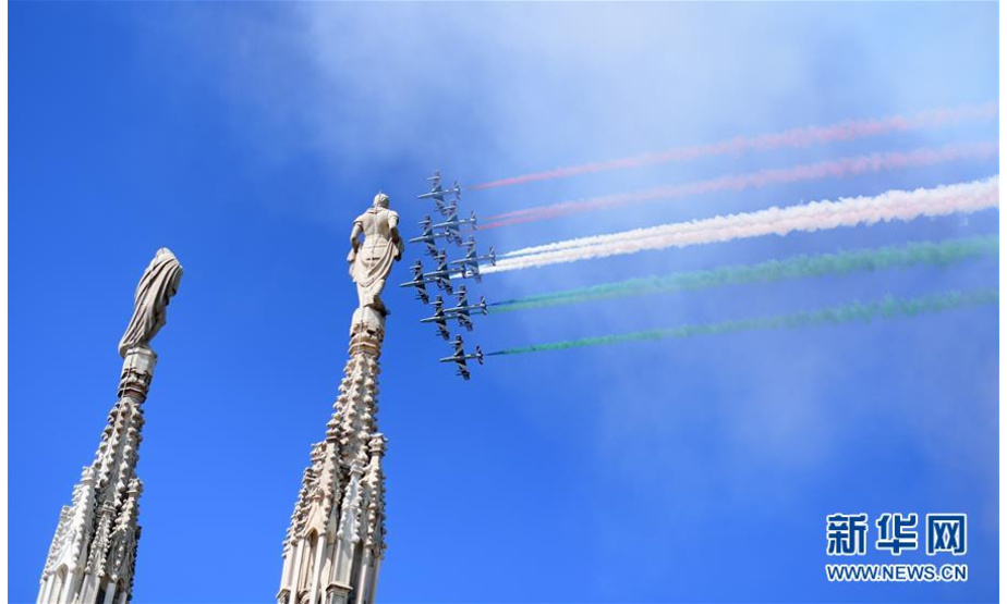 5月25日，意大利空军“三色箭”飞行表演队从米兰上空飞过。 从25日起，意大利“三色箭”飞行表演队在意大利多个城市举行飞行表演，庆祝即将到来的6月2日意大利“共和国日”，同时激励民众团结抗疫。 新华社发