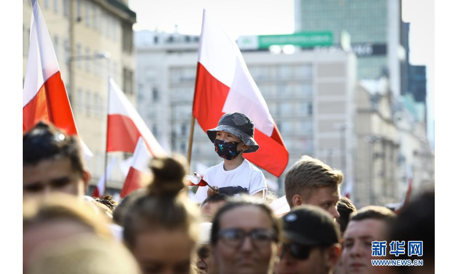 8月1日，人们在波兰华沙参加纪念华沙起义77周年活动。新华社发（亚普·阿林摄）