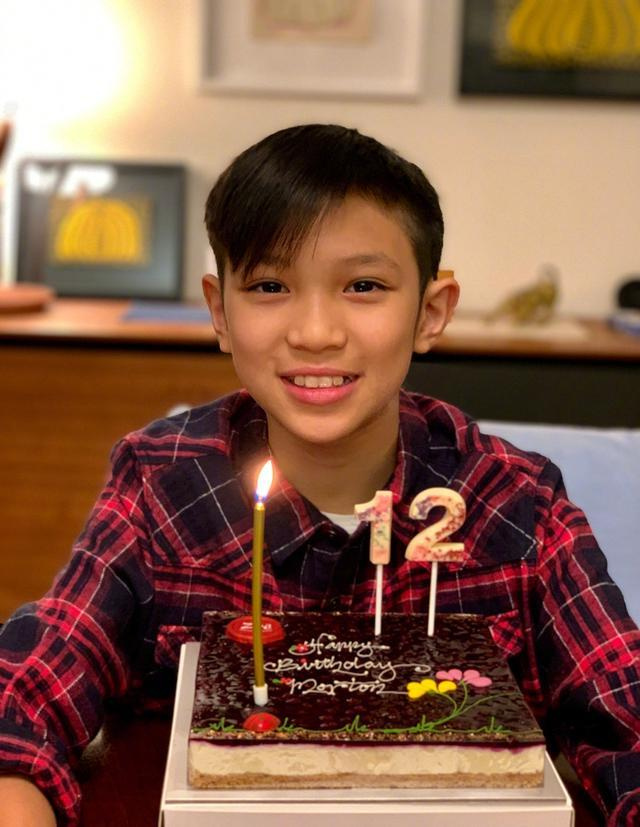 婚后五年,他们有了爱情的结晶,可爱的儿子张慕童,人称"魔童"