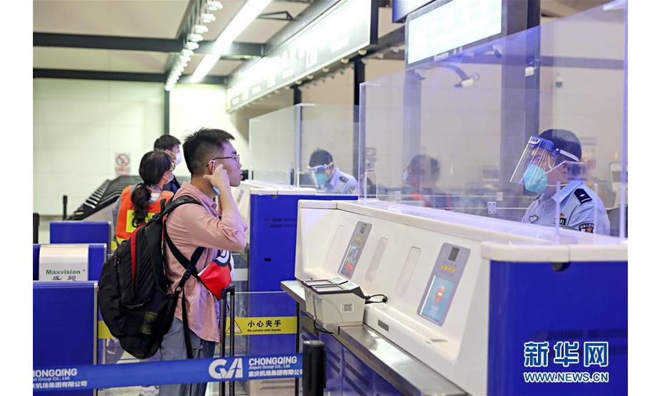 9月21日，乘坐赴英复学包机的留学生们在重庆江北国际机场航站楼内指定区域有序办理值机手续。