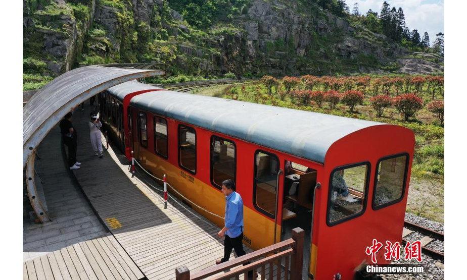 5月15日，航拍位于江西省宜春市明月山景区的高山观光小火车。 刘占昆 摄