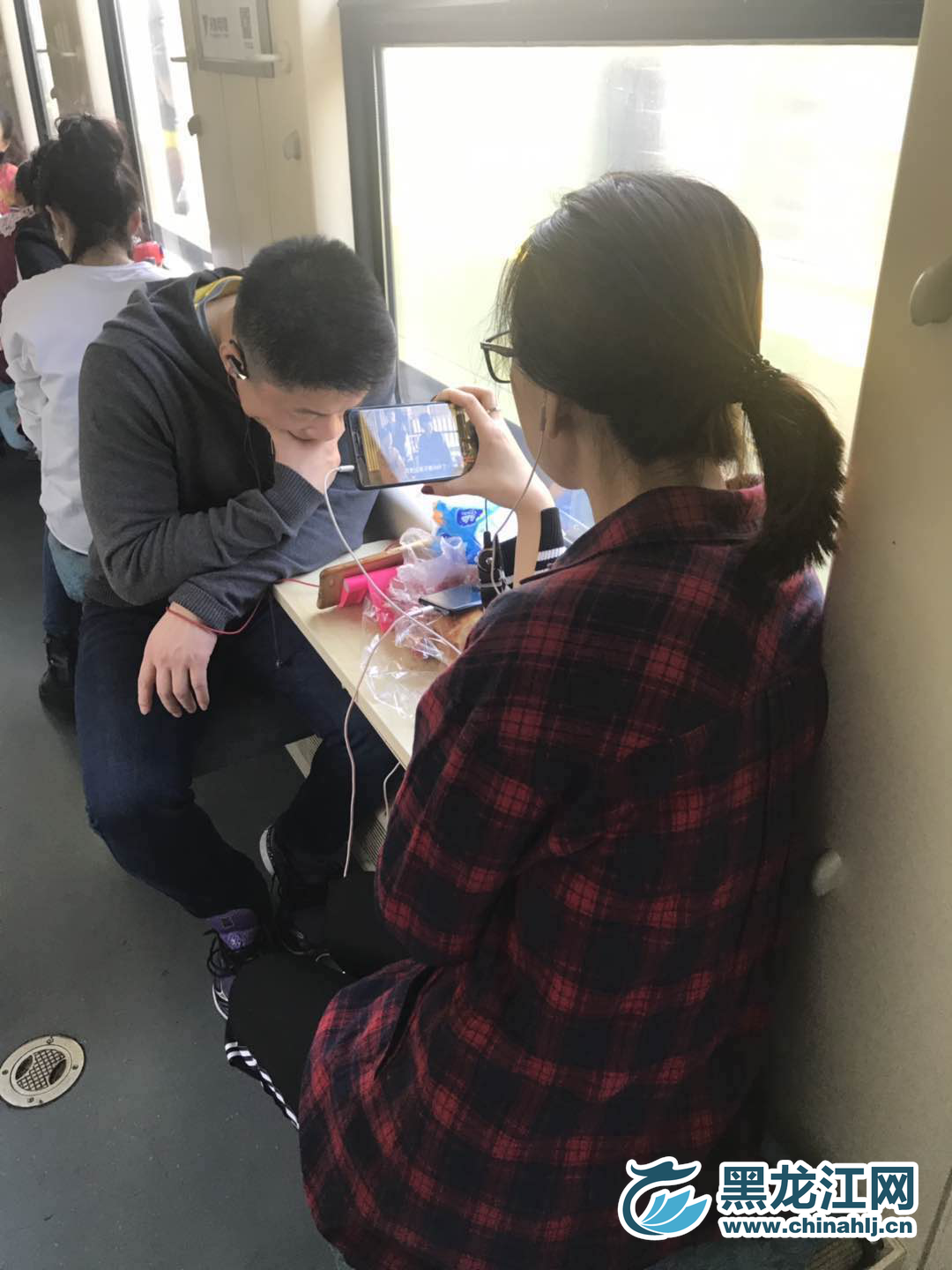 40多个小时的车程，看电视是最好的消遣方式。 宋菲 摄