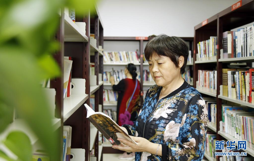 6月9日，居民在邢台市襄都区北大街街道办事处牛市新街社区养老驿站看书。

近年来，河北省邢台市襄都区拓展社区养老形式，建立社区养老驿站，为老人提供“身边、床边、周边”的居家社区养老服务，提升老年居民的幸福感。

新华社发（张驰 摄）