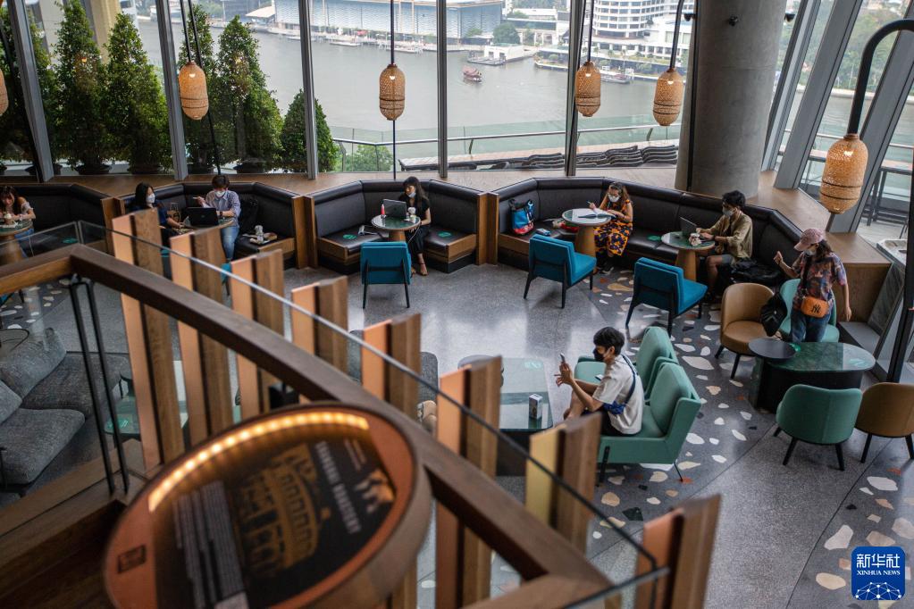 9月1日，人们在泰国曼谷一家咖啡厅用餐。新华社记者王腾摄