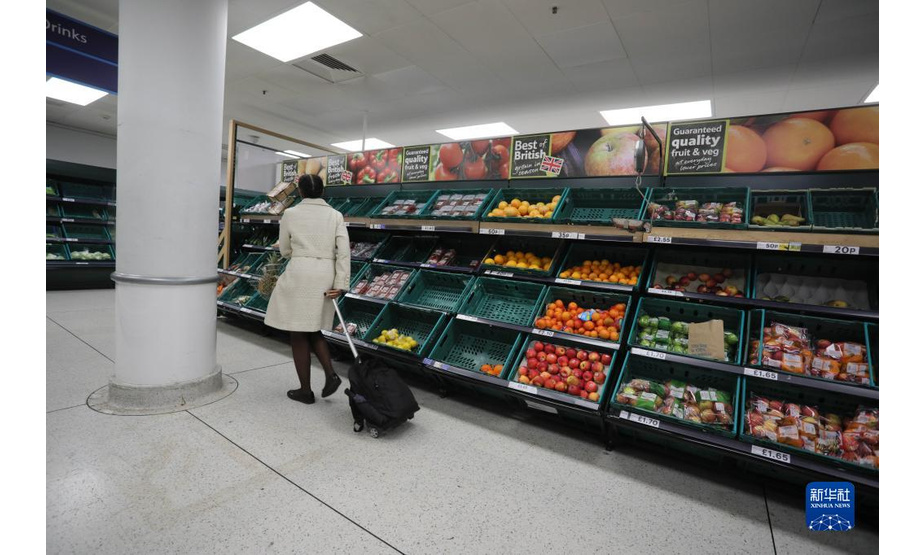 这是11月24日在英国伦敦一家超市拍摄的缺货的水果货架。

　　货物供应不足、商品价格上涨、节日折扣减少……今年圣诞节来临前，英国消费者不得不面对供应链延迟和通胀加剧带来的双重压力。英国零售商协会首席执行官海伦·迪金森说，虽然零售商为确保圣诞节供应付出巨大努力，但问题仍未解决。“从农场到分销领域，整个供应链的劳动力短缺问题正推高成本，造成货架上出现一定的缺货。”

　　新华社发（蒂姆·爱尔兰摄）