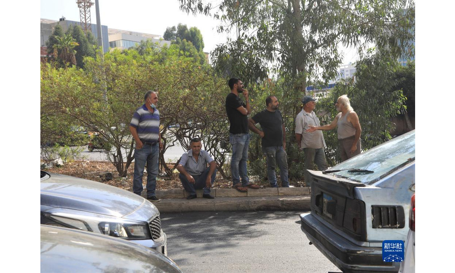 9月21日，在黎巴嫩贝鲁特一加油站前，司机下车到路边等待加油。

　　9月22日，黎巴嫩能源部在不到一周的时间内第二次提高汽油价格，95号和98号汽油的价格上涨了15%左右。新华社记者 刘宗亚 摄