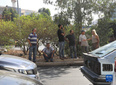 9月21日，在黎巴嫩贝鲁特一加油站前，司机下车到路边等待加油。<br/><br/>　　9月22日，黎巴嫩能源部在不到一周的时间内第二次提高汽油价格，95号和98号汽油的价格上涨了15%左右。新华社记者 刘宗亚 摄