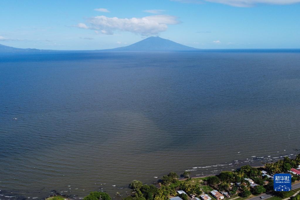 这是12月11日在尼加拉瓜里瓦斯附近拍摄的尼加拉瓜湖及远处的马德拉斯火山（无人机照片）。

　　新华社记者 辛悦卫 摄