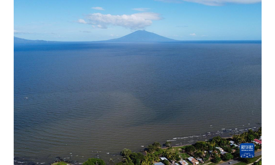 这是12月11日在尼加拉瓜里瓦斯附近拍摄的尼加拉瓜湖及远处的马德拉斯火山（无人机照片）。

　　新华社记者 辛悦卫 摄