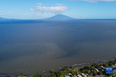 这是12月11日在尼加拉瓜里瓦斯附近拍摄的尼加拉瓜湖及远处的马德拉斯火山（无人机照片）。<br/><br/>　　新华社记者 辛悦卫 摄