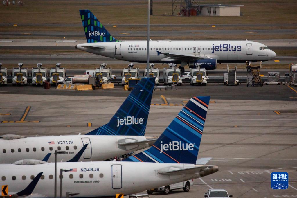 1月3日，客机停在美国纽约肯尼迪国际机场。

　　受疫情和天气情况影响，美国近期有数以千计航班被取消。

　　新华社发（郭克摄）