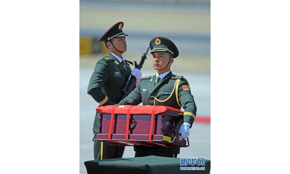 4月3日，在沈阳桃仙国际机场，礼兵手捧志愿军烈士遗骸棺椁。新华社记者 杨青 摄