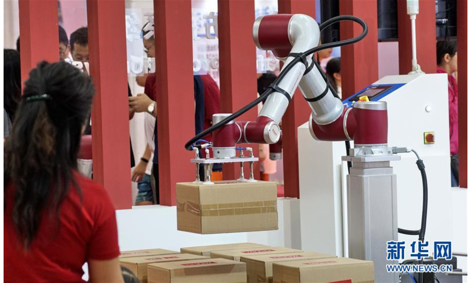 “我拿得起放得下”——世界机器人博览会上展出的一款物流企业用小型机器人（8月21日摄）。 在北京举行的世界机器人博览会上，众多机器人集中登场，上演了一场机器人“群英会”。此次世界机器人博览会是2019世界机器人大会的重要组成部分，由工业机器人、服务机器人、特种机器人、物流机器人等展区组成，180多家机器人行业的国内外知名企业及科研机构的技术成果、应用产品等与公众见面。 新华社记者李欣摄