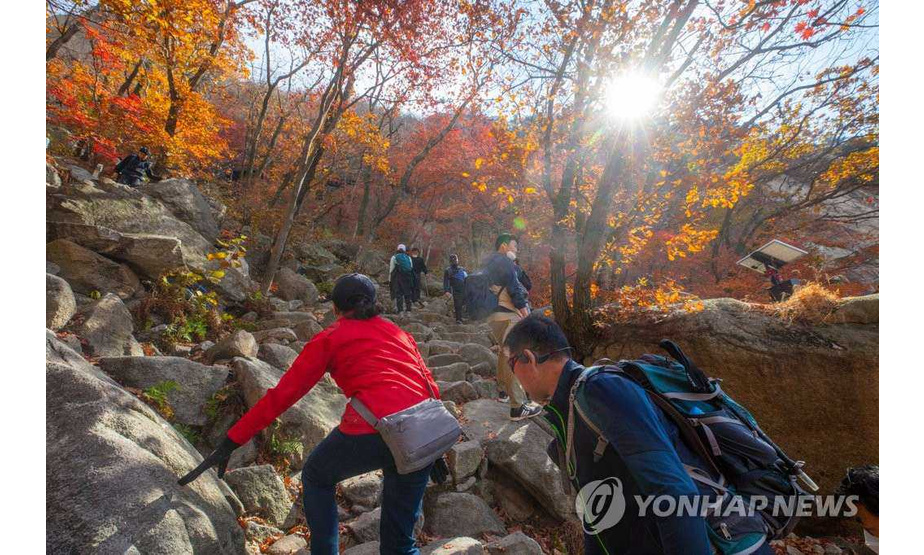 25日，登山爱好者们正在攀登北汉山。